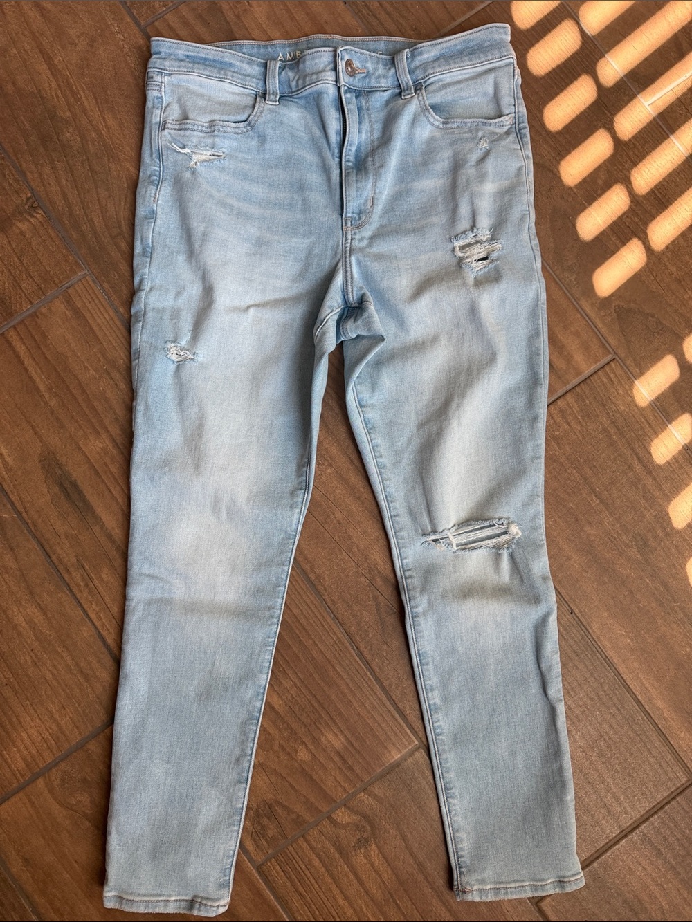 American Eagle Outfitters Light Wash Skinny Ripped Jeans SIZE 12 SHORT
